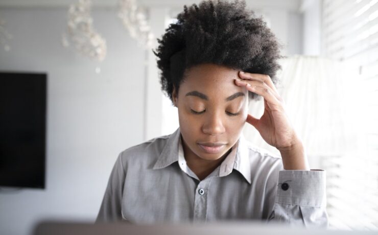 ragazza stanca in ufficio davanti al computer