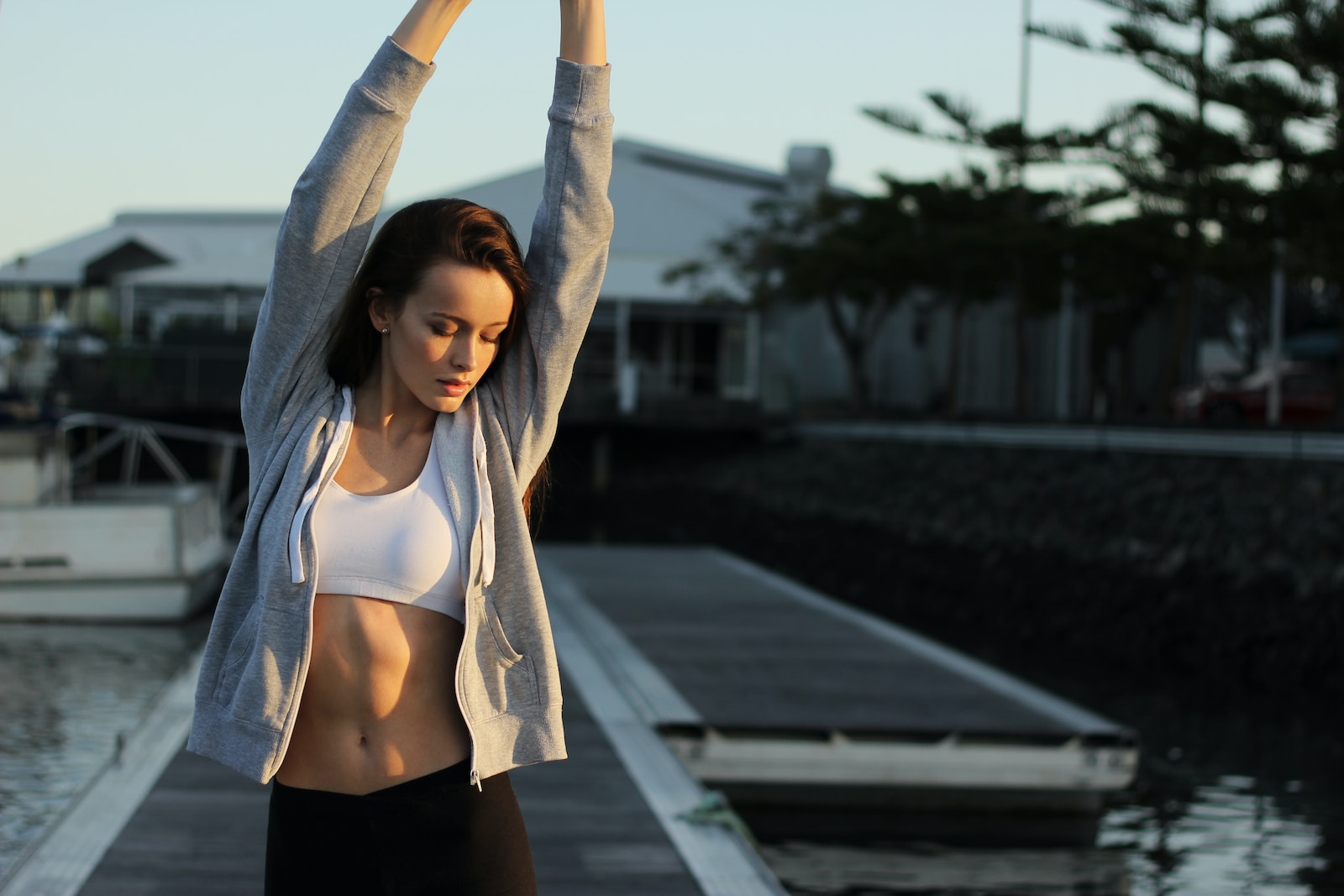 donna in abiti da palestra che si estende all'aperto