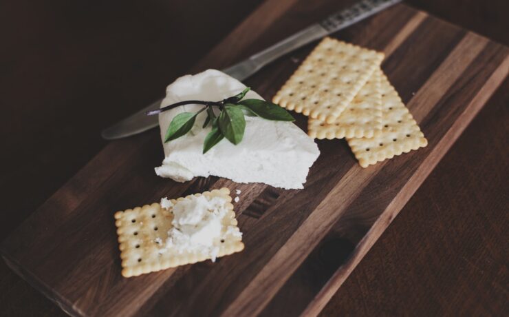 queijo de cabra com biscoitos salgados