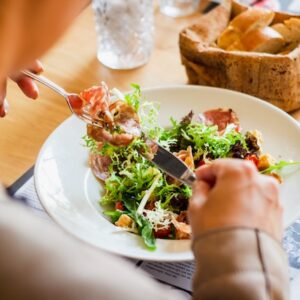 uomo che mangia una insalata