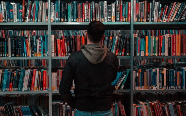 ragazzo che sceglie un libro da una libreria