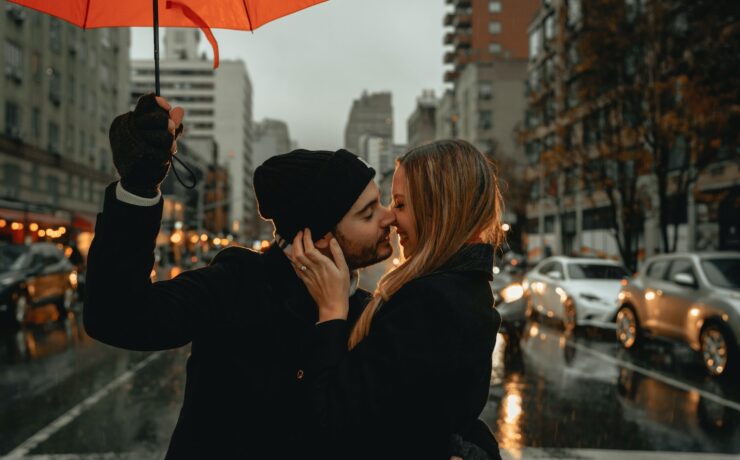 Casal se beijando na chuva