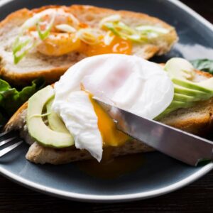 pane con uova e avocado