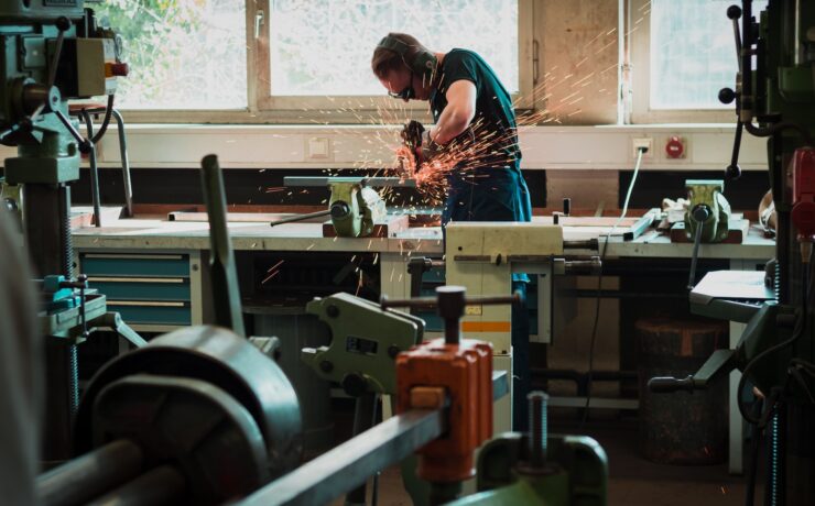 Uomo che in officina usa un flessibile