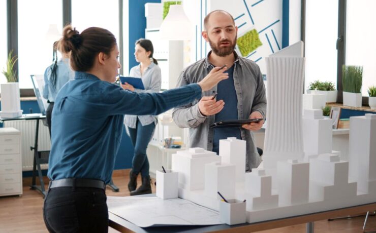 uomo e donna che lavorano ad un progetto