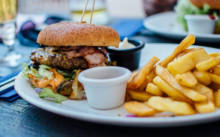 Vassoio con hamburger, patatine fritte, salse