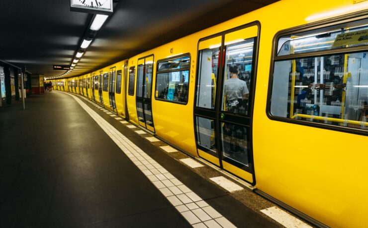 trem de metrô amarelo em um estação subterrânea