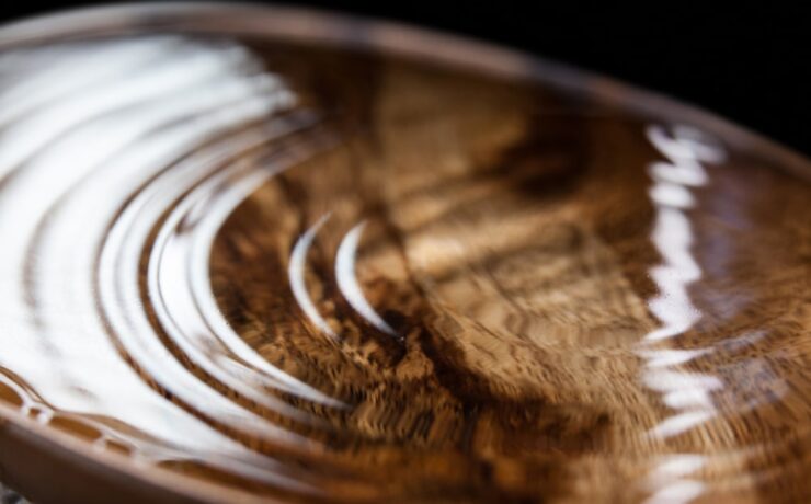 acqua in una ciotola di legno