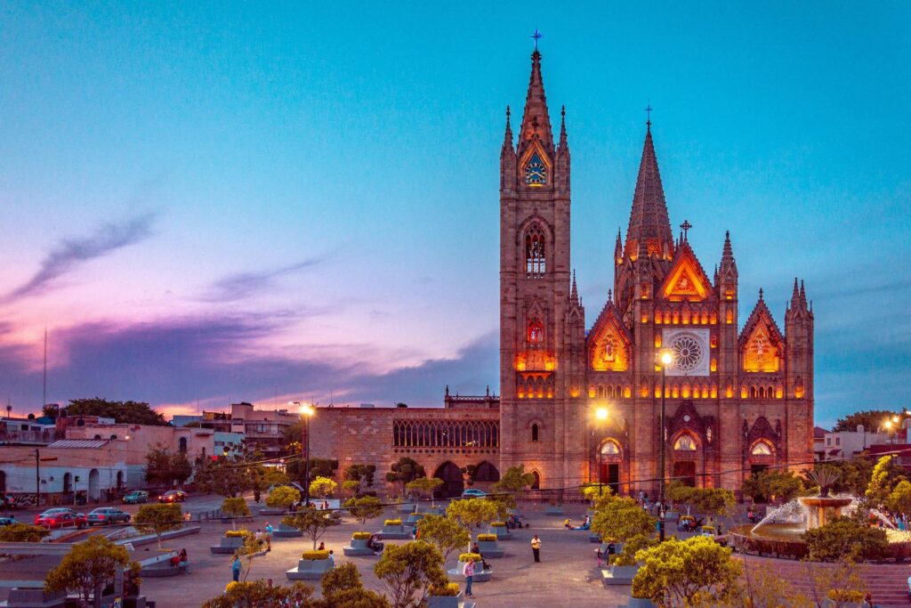 Stunning view of Templo Expiatorio in Guadalajara at twilight, featuring illuminated architecture.